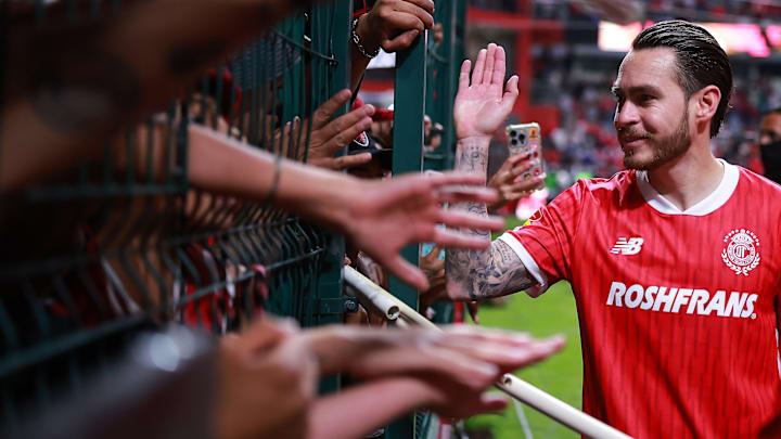 Ricardo 'Canelo' Angulo celebra con el público el empate del Toluca ante Cruz Azul Ricardo 'Canelo' Angulo celebra con el público el empate del Toluca ante Cruz Azul
