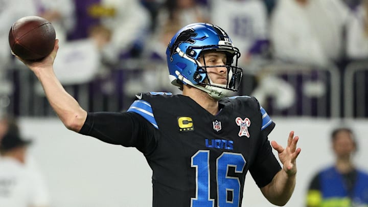 Detroit Lions quarterback Jared Goff (16) passes the ball against the Minnesota Vikings in the second quarter 