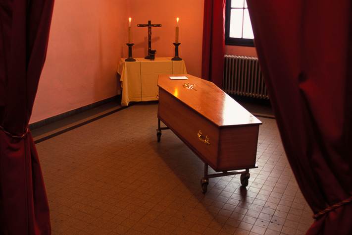 A⁢ person in a coffin