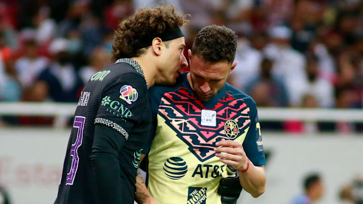 Guillermo Ochoa y Miguel Layún conversan durante un encuentro del América en el Clausura 2022 de la Liga MX.