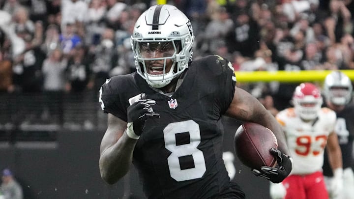 Nov 26, 2023; Paradise, Nevada, USA; Las Vegas Raiders running back Josh Jacobs (8) is pursued by Kansas City Chiefs cornerback Joshua Williams (2) on a 63-yard touchdown run in the first half at Allegiant Stadium. Mandatory Credit: Kirby Lee-Imagn Images Nov 26, 2023; Paradise, Nevada, USA; Las Vegas Raiders running back Josh Jacobs (8) is pursued by Kansas City Chiefs cornerback Joshua Williams (2) on a 63-yard touchdown run in the first half at Allegiant Stadium. Mandatory Credit: Kirby Lee-Imagn Images