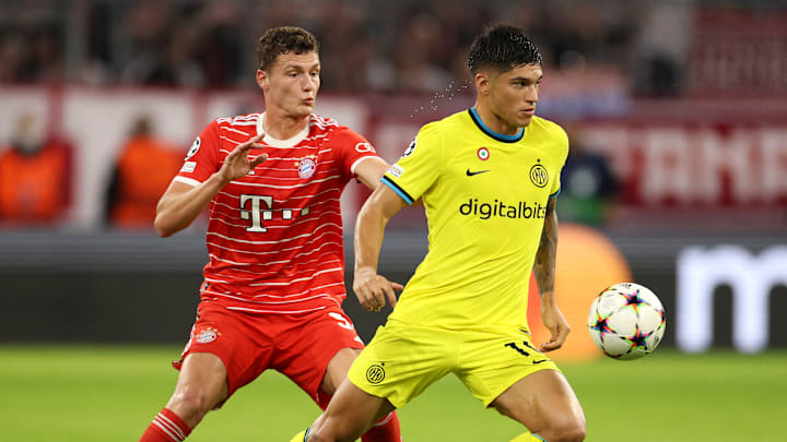 Benjamin Pavard im Duell mit Joaquín Correa.