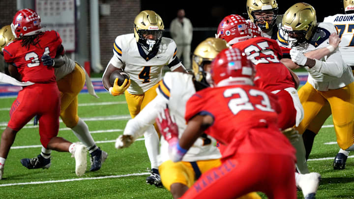 St. Thomas Aquinas defeated the Manatee Hurricanes 16-13 on Friday night, in Bradenton to advance to state championship.