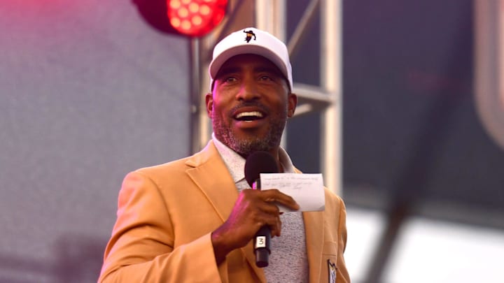 Hall of Famer Ronde Barber talks to the teams gathered for the 2024 NFL Flag Championships 