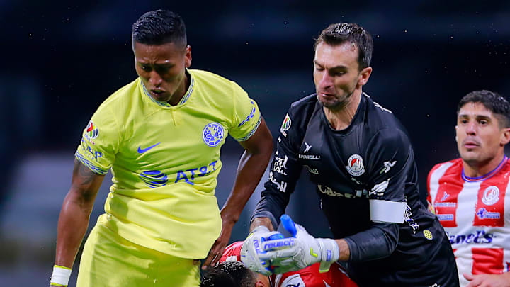 El peruano Pedro Aquino del América y el argentino Marcelo Barovero del Atlético San Luis durante el Apertura 2022. El peruano Pedro Aquino del América y el argentino Marcelo Barovero del Atlético San Luis durante el Apertura 2022.