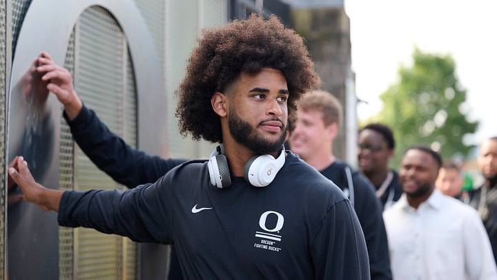 Sep 5, 2026; Eugene, Oregon, USA; Oregon Ducks quarterback Dante Moore (5) touches “The O” on his way to the locker room before a game against the Boise State Broncos at Autzen Stadium. Mandatory Credit: Troy Wayrynen-Imagn Images Sep 5, 2026; Eugene, Oregon, USA; Oregon Ducks quarterback Dante Moore (5) touches “The O” on his way to the locker room before a game against the Boise State Broncos at Autzen Stadium. Mandatory Credit: Troy Wayrynen-Imagn Images