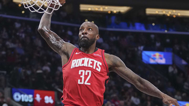 Apr 9, 2025; Inglewood, California, USA; Houston Rockets forward Jeff Green (32) dunks in the second half against the Los Angeles Clippers at Intuit Dome. Mandatory Credit: Kirby Lee-Imagn Images