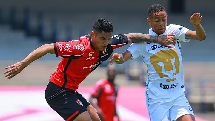 El peruano Anderson Santamaría (Atlas) compite contra el panameño Gabriel Torres (Pumas) en la fase regular del torneo.