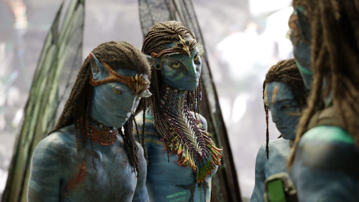 (L-R): Neteyam (Jamie Flatters), Neytiri (Zoe Saldana), Lo’ak (Britain Dalton), and Jake Sully (Sam Worthington) in 20th Century Studios' AVATAR: THE WAY OF WATER. Photo courtesy of 20th Century Studios. © 2022 20th Century Studios. All Rights Reserved.