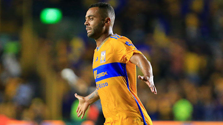 El brasileño Rafael Carioca le dio la victoria a Tigres sobre Cruz Azul en el último minuto acabando la mala racha en el Volcán.