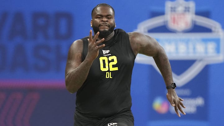 Feb 26, 2026; Indianapolis, IN, USA; Florida defensive lineman Caleb Banks (DL02) runs the 40-yard dash during the NFL Scouting Combine at Lucas Oil Stadium. 