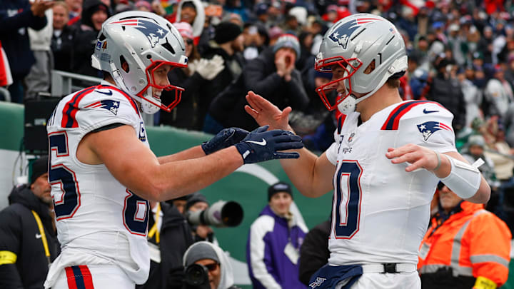 East Rutherford, NJ - December 28: New England Patriots tight end Hunter Henry and quarterback Drake Maye celebrate after connecting for a touchdown in the second quarter. The Patriots played the New York Jets at MetLife Stadium on December 28, 2025.