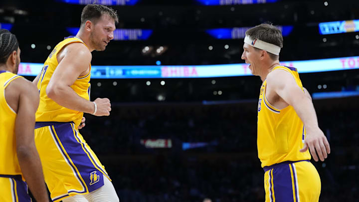 Luka Doncic y Austin Reaves guiaron a Los Angeles Lakers a la victoria, sin LeBron James, sobre New York Knicks el domingo