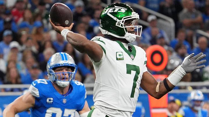 New York Jets QB Geno Smith (7) passes the ball as Detroit Lions Edge Aidan Hutchinson rushes, during the first half of the NFL game at Ford Field in Detroit, Sunday, Sept. 27, 2026. New York Jets QB Geno Smith (7) passes the ball as Detroit Lions Edge Aidan Hutchinson rushes, during the first half of the NFL game at Ford Field in Detroit, Sunday, Sept. 27, 2026.