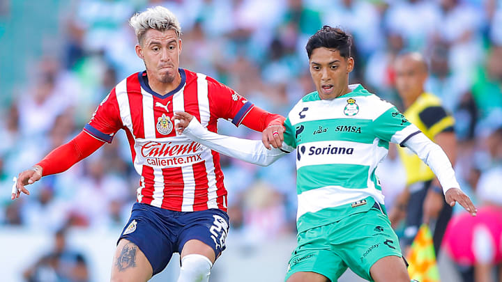 Cristián 'Chicote' Calderón de Chivas pelea por el esférico con Jair González de Santos Laguna.