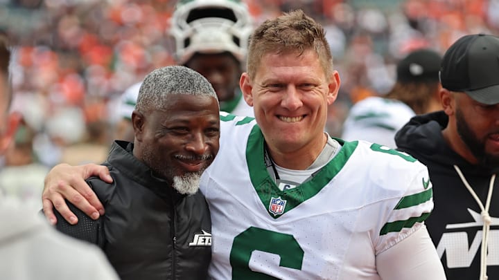 Coach Aaron Glenn and kicker Nick Folk celebrate after the Jets’ first win of the season.