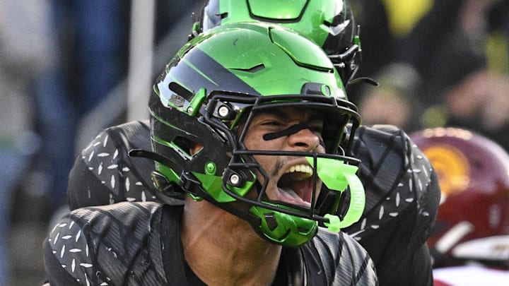 Oregon Ducks tight end Kenyon Sadiq