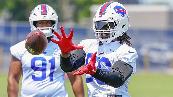 Buffalo Bills defensive end Javon Solomon makes a catch during Minicamp. Buffalo Bills defensive end Javon Solomon makes a catch during Minicamp.