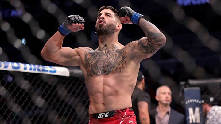 Ilia Topuria noqueó a Alexander Volkanovski y se convirtió en campeón de la UFC