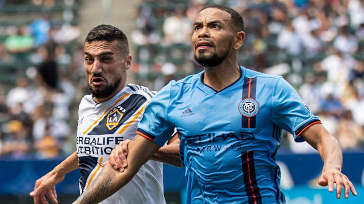 Sebastian Lletget (LA GAlaxy) y el peruano Alexander Callens (NYCFC) compiten por el esférico en la temporada 2021.