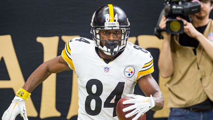 Steelers receiver Antonio Brown scores a touchdown during the NFL football game between the New Orleans Saints and the Pittsburgh Steelers in the Mecedes-Benz Superdome.. Sunday, Dec. 23, 2018.

636811964122235925-v2Saints.Steelers.NFL.football.12.23.18-6375.jpg