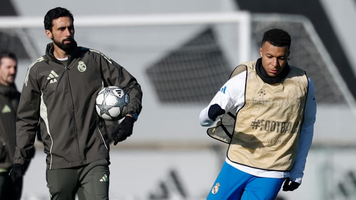 Alvaro Arbeloa et Kylian Mbappé à l'entrainement merengue