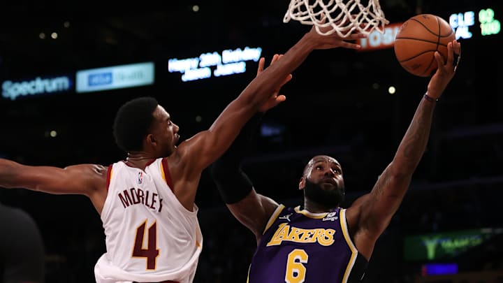 LeBron enfrentó por primera vez al novato Mobley