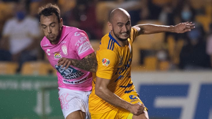 El argentino Matías Catalán (Pachuca) y el paraguayo Carlos González (Tigres) en el Grita México 2021.