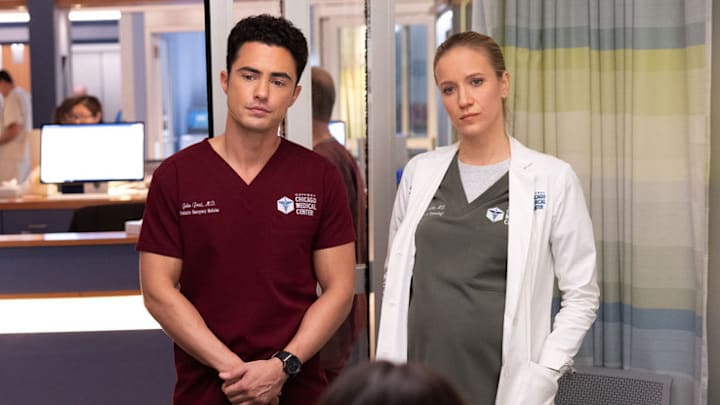 CHICAGO MED -- "Spill Your Guts" Episode 1112 -- Pictured: (l-r) Darren Barnet as Dr. John Frost, Jessy Schram as Dr. Hannah Asher 