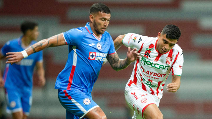 El paraguayo Juan Escobar de Cruz Azul y Edson Partida del Necaxa durante la Copa Sky 2022.