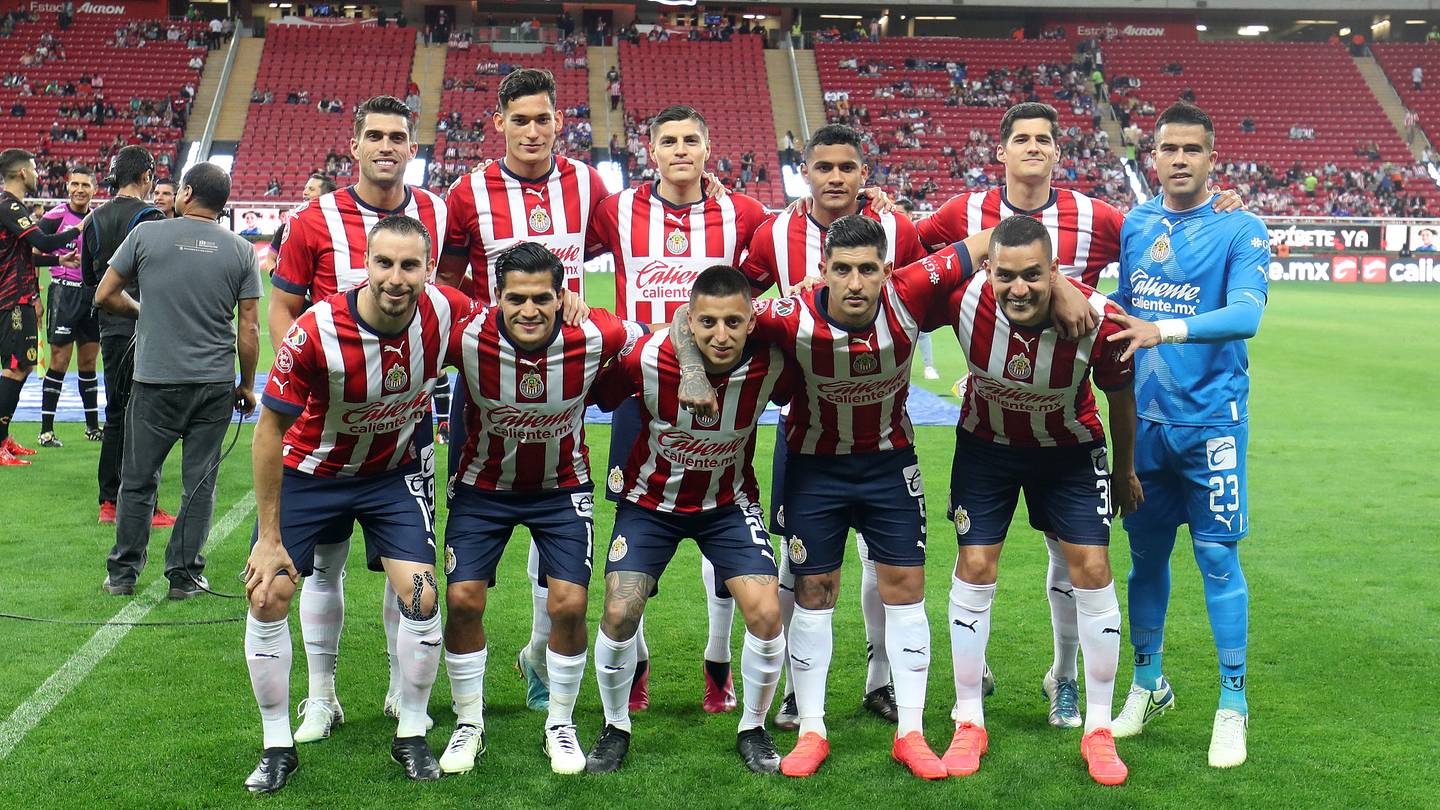La alineación titular de las Chivas contra Pumas en la fecha 8 del ...