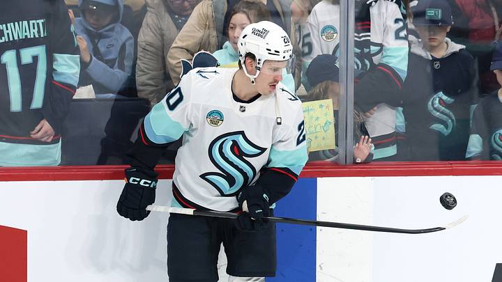 Apr 6, 2026; Winnipeg, Manitoba, CAN; Seattle Kraken right wing Eeli Tolvanen (20) puck juggles before a game against the Winnipeg Jets at Canada Life Centre. Mandatory Credit: James Carey Lauder-Imagn Images Apr 6, 2026; Winnipeg, Manitoba, CAN; Seattle Kraken right wing Eeli Tolvanen (20) puck juggles before a game against the Winnipeg Jets at Canada Life Centre. Mandatory Credit: James Carey Lauder-Imagn Images