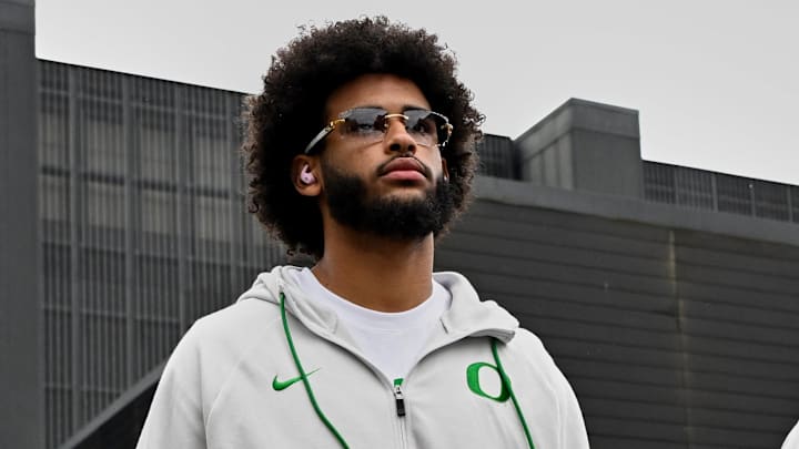 Oct 11, 2025; Eugene, Oregon, USA; Oregon Ducks quarterback Dante Moore (5) arrives with his teammates before the game against the Indiana Hoosiers at Autzen Stadium. Mandatory Credit: Troy Wayrynen-Imagn Images Oct 11, 2025; Eugene, Oregon, USA; Oregon Ducks quarterback Dante Moore (5) arrives with his teammates before the game against the Indiana Hoosiers at Autzen Stadium. Mandatory Credit: Troy Wayrynen-Imagn Images