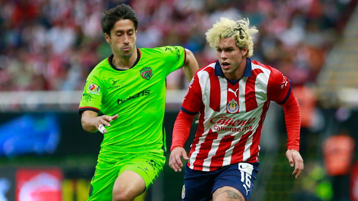 José Abella de Juárez y Cade Cowell de Chivas durante el C2024 José Abella de Juárez y Cade Cowell de Chivas durante el C2024