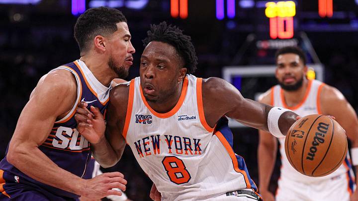 Devin Booker guards OG Anunoby at Madison Square Garden