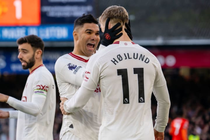 卡塞米罗与拉斯穆斯·霍伊伦德一起庆祝进球。