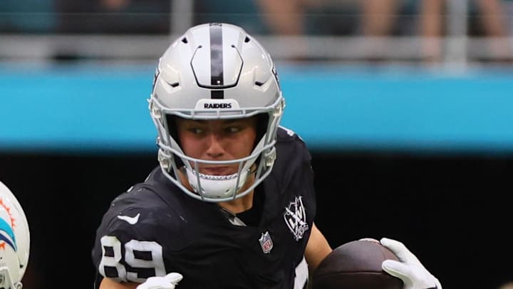Nov 17, 2024; Miami Gardens, Florida, USA; Las Vegas Raiders tight end Brock Bowers (89) run with the football against Miami Dolphins linebacker Jordyn Brooks (20) during the third quarter at Hard Rock Stadium. Mandatory Credit: Sam Navarro-Imagn Images Nov 17, 2024; Miami Gardens, Florida, USA; Las Vegas Raiders tight end Brock Bowers (89) run with the football against Miami Dolphins linebacker Jordyn Brooks (20) during the third quarter at Hard Rock Stadium. Mandatory Credit: Sam Navarro-Imagn Images