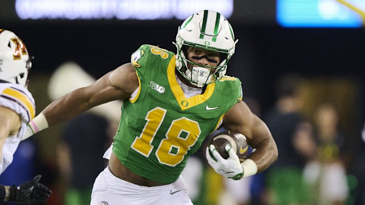 Nov 14, 2025; Eugene, Oregon, USA; Oregon Ducks tight end Kenyon Sadiq (18) catches a pass during the first half against Minnesota Golden Gophers defensive back Aidan Gousby (7) at Autzen Stadium. Mandatory Credit: Troy Wayrynen-Imagn Images