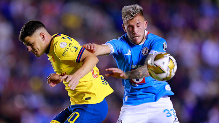 El paraguayo Richard Sánchez del América y el argentino Gonzalo Piovi del Cruz Azul compiten por el esférico