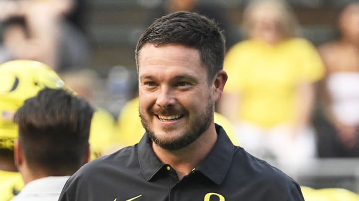 Sep 10, 2022; Eugene, Oregon, USA; Oregon Ducks head coach Dan Lanning greets players during warm ups before a game against the Eastern Washington Eagles at Autzen Stadium. Mandatory Credit: Troy Wayrynen-Imagn Images Sep 10, 2022; Eugene, Oregon, USA; Oregon Ducks head coach Dan Lanning greets players during warm ups before a game against the Eastern Washington Eagles at Autzen Stadium. Mandatory Credit: Troy Wayrynen-Imagn Images