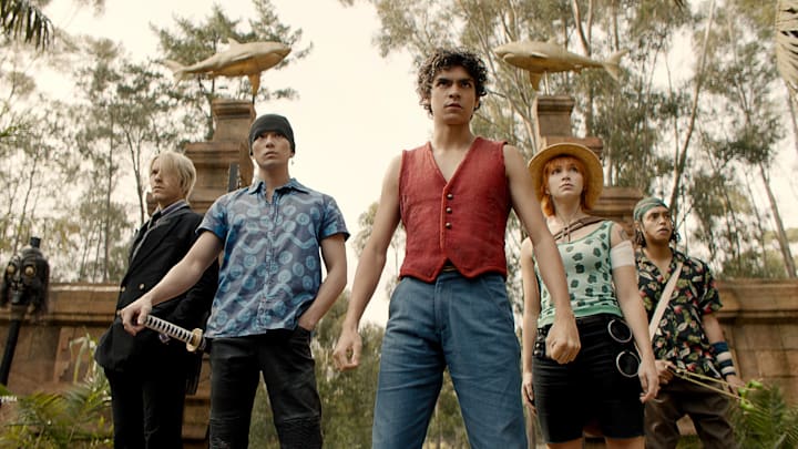 One Piece. (L to R) Taz Skylar as Sanji, Mackenyu Arata as Roronoa Zoro, Iñaki Godoy as Monkey D. Luffy, Emily Rudd as Nami, Jacob Romero Gibson as Usopp in season 1 of One Piece. Cr. Courtesy of Netflix © 2023