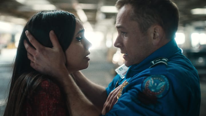 Carry-On. (L-R) Sofia Carson as Nora Osorio and Taron Edgerton as Ethan Kopek in Carry-On. Cr. Netflix © 2024.