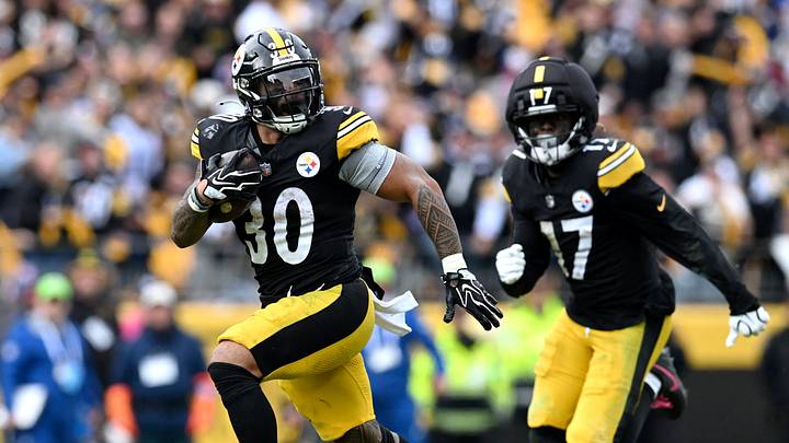 Pittsburgh Steelers running back Jaylen Warren (30) Pittsburgh Steelers running back Jaylen Warren (30)