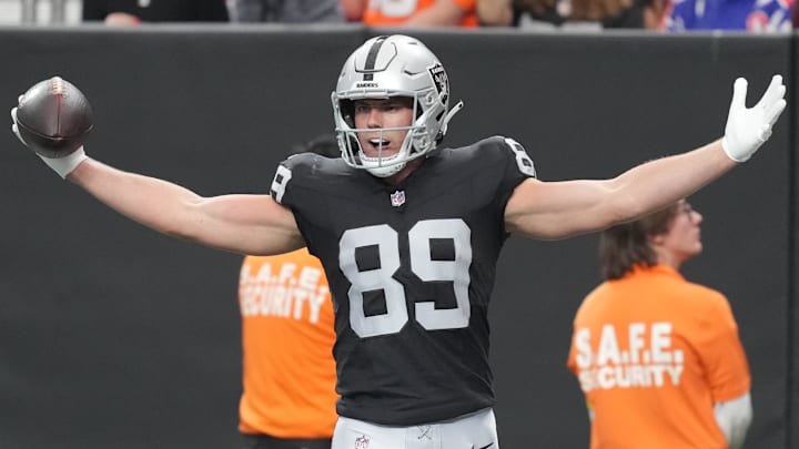 Dec 7, 2025; Paradise, Nevada, USA; Las Vegas Raiders tight end Brock Bowers (89) reacts after catching a touchdown against the Denver Broncos during the first half at Allegiant Stadium. Mandatory Credit: Kirby Lee-Imagn Images Dec 7, 2025; Paradise, Nevada, USA; Las Vegas Raiders tight end Brock Bowers (89) reacts after catching a touchdown against the Denver Broncos during the first half at Allegiant Stadium. Mandatory Credit: Kirby Lee-Imagn Images