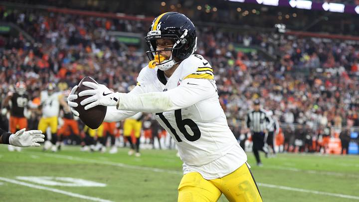 Dec 28, 2025; Cleveland, Ohio, USA; Pittsburgh Steelers wide receiver Adam Thielen (16) runs with the ball after a catch in the fourth quarter against the Cleveland Browns at Huntington Bank Field. Mandatory Credit: Scott Galvin-Imagn Images Dec 28, 2025; Cleveland, Ohio, USA; Pittsburgh Steelers wide receiver Adam Thielen (16) runs with the ball after a catch in the fourth quarter against the Cleveland Browns at Huntington Bank Field. Mandatory Credit: Scott Galvin-Imagn Images