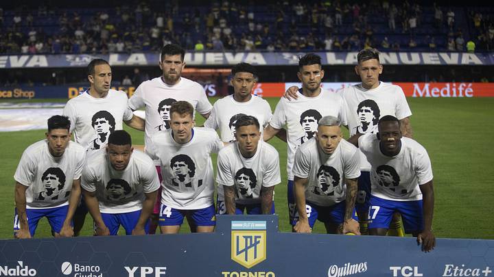 La foto del último once titular con la camiseta homenaje a Maradona.
