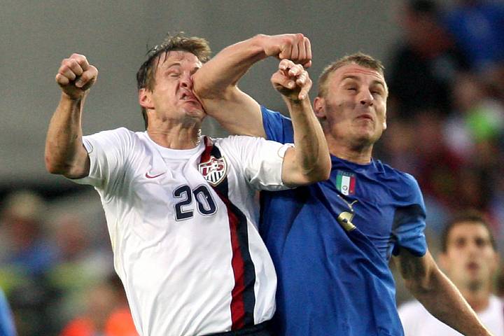 Daniele De Rossi (right) rearranging Brian McBride's features. 达尼埃莱·德罗西(右)用肘部重击布莱恩·麦克布莱德的面部。