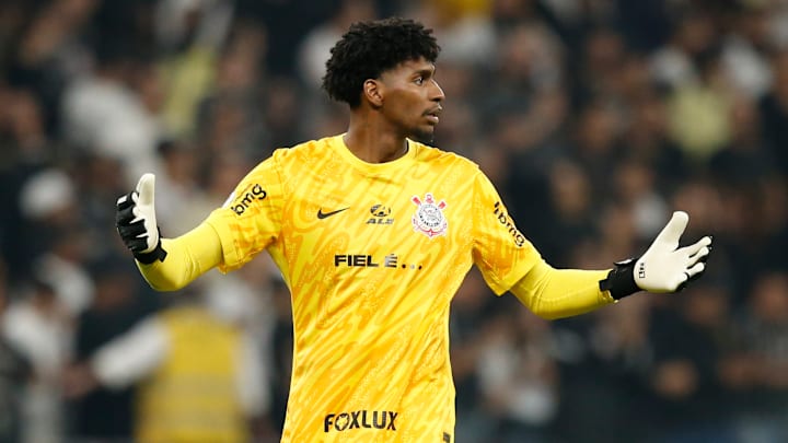 Hugo se firmou rapidamente na meta do Corinthians.