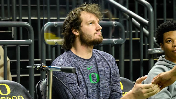 Jan 17, 2026; Eugene, Oregon, USA; Oregon Ducks starting center Nate Bittle (32) on the Bench with an injury before the game against the Michigan Wolverines at Matthew Knight Arena. Mandatory Credit: Craig Strobeck-Imagn Images
