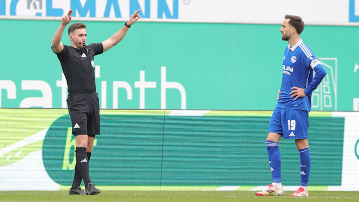 Schiedsrichter Tom Bauer stand bei Fürth gegen Schalke 04 im Fokus